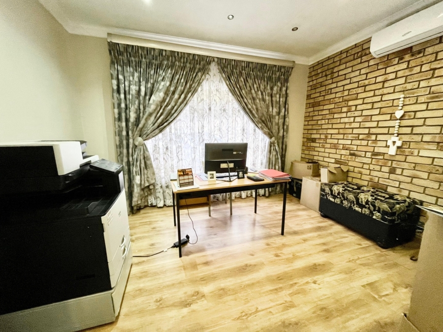 4 Bedroom Property for Sale in Safari Gardens North West